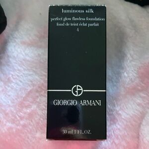 Giorgio Armani Luminous Silk Foundation - Elegant Black